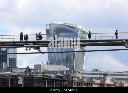 Les gens marchent à travers le Millennium Bridge ou Wobbly Bridge, avec le gratte-ciel Walkie-Talkie au-delà, à Londres, au Royaume-Uni Banque D'Images