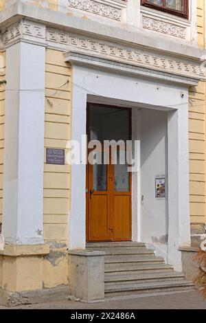 Craiova, Roumanie - 16 mars 2024 : entrée à l'école Otetelesanu Historic Landmark à Mihai Viteazul Street Spring Day. Banque D'Images