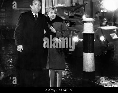 Ian Henry, Barbara Ferris, sur le plateau du film, 'les enfants des damnés', MGM, 1964 Banque D'Images