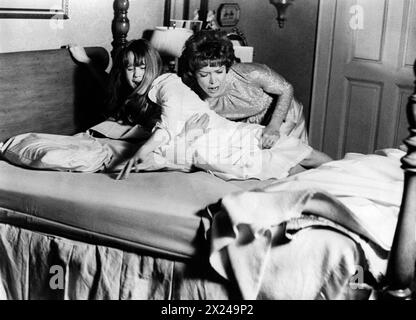 Linda Blair, Ellen Burstyn, sur le plateau du film, 'The Exorcist', Warner Bros, 1973 Banque D'Images