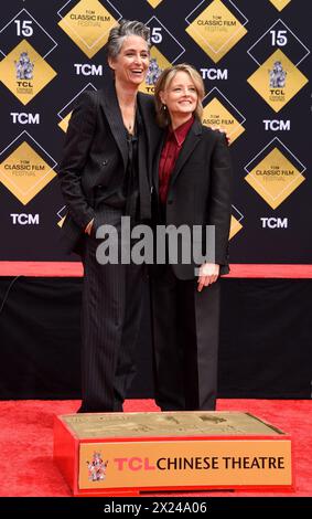 Hollywood, États-Unis. 19 avril 2024. Alexandra Hedison et Jodie Foster arrivant à la cérémonie Jodie Foster Hand Footprint dans le cadre du Festival du film classique TCM 2024 qui se tient au TCL Chinese Theatre à Hollywood, CA, le 19 avril 2024. © Janet Gough/AFF-USA.COM crédit : AFF/Alamy Live News Banque D'Images