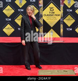 Los Angeles, États-Unis. 19 avril 2024. L'américaine Jodie Foster participe à une cérémonie de main et d'empreinte immortalisant Foster dans le parvis du TCL Chinese Theatre (anciennement Grauman's) dans la section hollywoodienne de Los Angeles le vendredi 19 avril 2024. Photo de Jim Ruymen/UPI crédit : UPI/Alamy Live News Banque D'Images