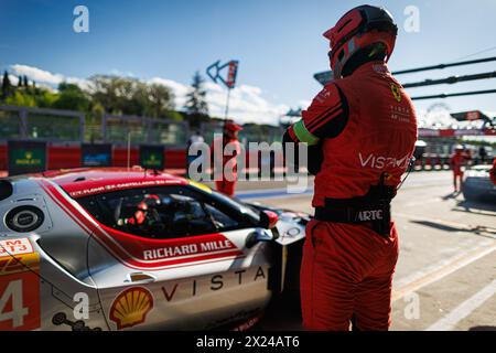 54 FLOHR Thomas (SWI), CastelACCI Francesco (ita), RIGON Davide (ita), Vista AF Corse, Ferrari 296 GT3 #54, LM GT3, pitlane, ambiance, mécaniciens, mécanicien lors des 6 heures d'Imola 2024, 2ème manche du Championnat du monde d'Endurance FIA 2024, du 18 au 21 avril 2024 sur l'Autodromo Internazionale Enzo e Dino Ferrari à Imola, Italie Banque D'Images