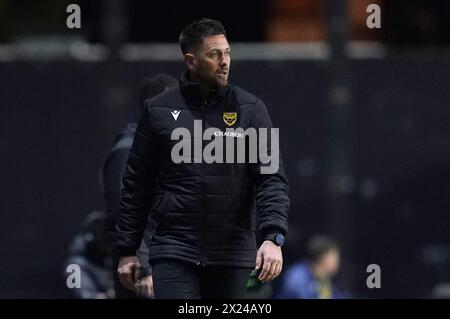 Le manager d'Oxford United des Buckingham sur la ligne de touche lors du match de Sky Bet League One au Kassam Stadium d'Oxford. Date de la photo : vendredi 19 avril 2024. Banque D'Images