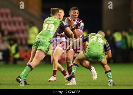 Patrick Mago des Wigan Warriors est affronté par Sam Hall des Castleford Tigers lors du match Wigan Warriors vs Castleford Tigers de Betfred Super League au DW Stadium, Wigan, Royaume-Uni, 19 avril 2024 (photo de Craig Thomas/News images) Banque D'Images