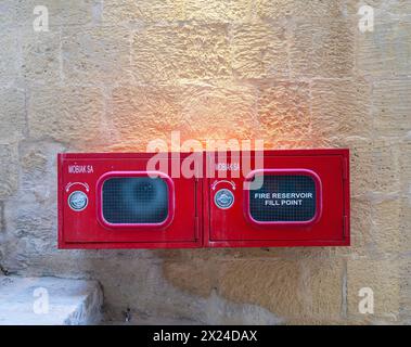 Valletta, Malte, 3 avril 2024. conteneur de tuyau d'incendie sur un mur dans le centre-ville Banque D'Images