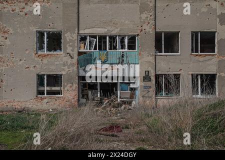 © Yevhen Vasyliev/le Pictorium/MAXPPP - Hrakove 12/04/2024 Yevhen Vasyliev/le Pictorium - 12/04/2024 - Ukraine/kharkiv oblast/Hrakove - du 25 fevrier au 7 septembre 2022, le village a ete occupe par l'armée russe jusqu'a sa libération par les forces armées ukrainiennes. Le village a ete lourdement endommage car il se déplace sur la ligne de front et a subi des bombardements constants pendant 195 jours, et les conséquences sont encore visibles 19 mois après la desoccupation. L'ecole, le batiment du conseil municipal, l'eglise, les magasins, les immeubles privés et les appartements, Banque D'Images