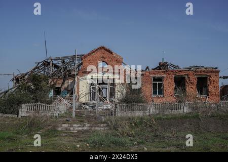 Yevhen Vasyliev/le Pictorium - HRAKOVE, RÉGION DE KHARKIV - 12/04/2024 - Ukraine/oblast de kharkiv/Hrakove - du 25 février au 7 septembre 2022, le village a été occupé par l'armée russe jusqu'à sa libération par les forces armées ukrainiennes. Le village a été lourdement endommagé car il était sur la ligne de front sous des bombardements constants pendant 195 jours, et les conséquences sont encore visibles 19 mois après la désoccupation. L'école, le bâtiment du conseil du village, l'église, les magasins, les immeubles privés et d'appartements - tout a été détruit. Une chambre de torture a été installée dans l'un des sous-sols d'an Banque D'Images