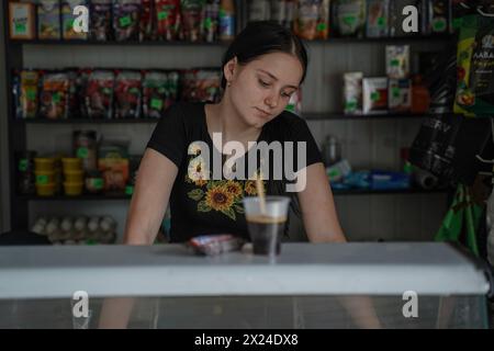 Yevhen Vasyliev/le Pictorium - HRAKOVE, RÉGION DE KHARKIV - 12/04/2024 - Ukraine/oblast de kharkiv/Hrakove - du 25 février au 7 septembre 2022, le village a été occupé par l'armée russe jusqu'à sa libération par les forces armées ukrainiennes. Le village a été lourdement endommagé car il était sur la ligne de front sous des bombardements constants pendant 195 jours, et les conséquences sont encore visibles 19 mois après la désoccupation. L'école, le bâtiment du conseil du village, l'église, les magasins, les immeubles privés et d'appartements - tout a été détruit. Une chambre de torture a été installée dans l'un des sous-sols d'an Banque D'Images