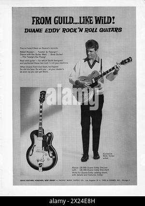 Une annonce pleine page pour Guild Guitars mettant en vedette le guitariste rock and roll Duane Eddy. Banque D'Images