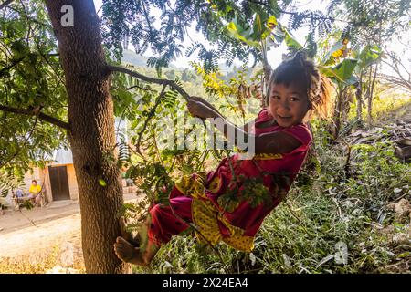 Nakhan, LAOS - 18 NOVEMBRE 2019 : fille locale dans le village de Namkhon près de la ville de Luang Namtha, Laos Banque D'Images