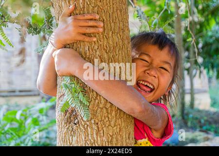 Nakhan, LAOS - 18 NOVEMBRE 2019 : fille locale sur un arbre dans le village de Namkhon près de la ville de Luang Namtha, Laos Banque D'Images