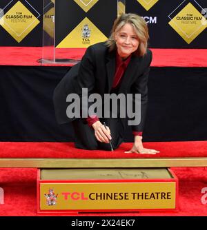 Los Angeles, États-Unis. 19 avril 2024. L'actrice américaine Jodie Foster participe à une cérémonie de main et d'empreinte l'immortalisant dans le parvis du TCL Chinese Theatre (anciennement Grauman's) dans la section hollywoodienne de Los Angeles le vendredi 19 avril 2024. Photo de Jim Ruymen/UPI crédit : UPI/Alamy Live News Banque D'Images