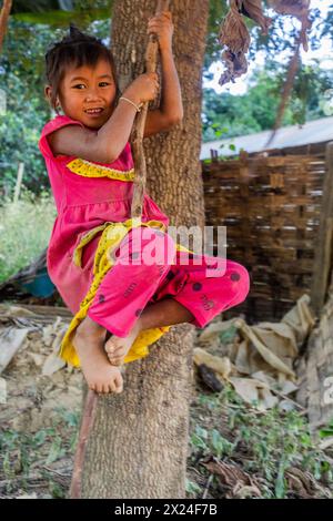 Nakhan, LAOS - 18 NOVEMBRE 2019 : fille locale sur un arbre dans le village de Namkhon près de la ville de Luang Namtha, Laos Banque D'Images