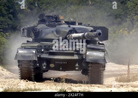 Char Chieftain de l'armée britannique moderne en manœuvres en Europe. Banque D'Images