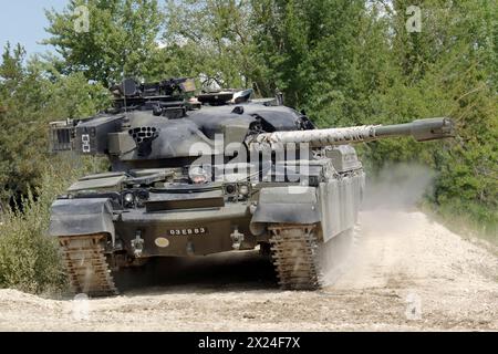 Char Chieftain de l'armée britannique moderne en manœuvres en Europe. Banque D'Images