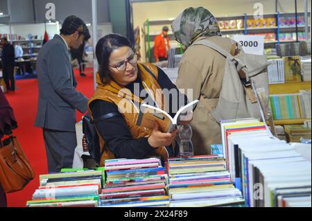 Tunis, Tunisie. 19 avril 2024. Une femme lit un livre à la Foire internationale du livre de Tunis, Tunisie, le 19 avril 2024. La 38ème édition de la Foire internationale du livre de Tunis a débuté vendredi au Parc des expositions du Kram à Tunis. Crédit : Adel Ezzine/Xinhua/Alamy Live News Banque D'Images