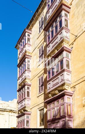 Valletta, Malte, 3 avril 2024. vue sur les balcons en bois typiques dans les vieux bâtiments du centre-ville Banque D'Images