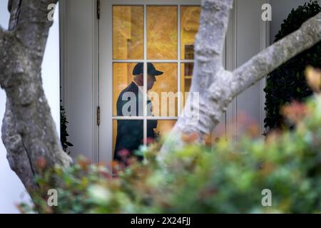 Delaware, États-Unis. 19 avril 2024. Le président AMÉRICAIN Joe Biden est vu dans le bureau ovale avant de quitter la Maison Blanche pour un week-end dans le Delaware à Washington, DC, États-Unis. 19 avril 2024. Biden a ignoré une question criée sur la frappe de missiles d'Israël sur l'Iran. Crédit : Sipa USA/Alamy Live News Banque D'Images