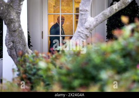 Le président AMÉRICAIN Joe Biden est vu dans le bureau ovale avant de quitter la Maison Blanche pour un week-end dans le Delaware à Washington, DC, États-Unis. 19 avril 2024. Biden a ignoré une question criée sur la frappe de missiles d'Israël sur l'Iran. Crédit : Abaca Press/Alamy Live News Banque D'Images