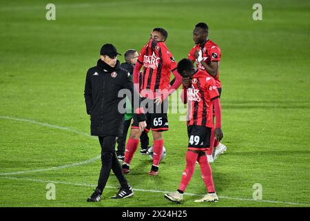 Seraing, Belgique. 19 avril 2024. Les joueurs de Seraing réagissent après un match de football entre le RFC Seraing et le KMSK Deinze, vendredi 19 avril 2024 à Seraing, au jour 30 de la deuxième division du championnat belge 'Challenger Pro League' 2023-2024. BELGA PHOTO JOHN THYS crédit : Belga News Agency/Alamy Live News Banque D'Images