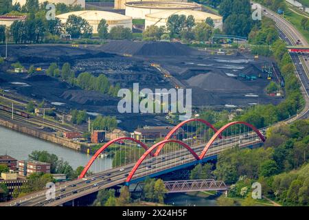 Luftbild, Stadthafen Essen mit Kohlenhafen und Rhein-Herne-Kanalbrücke mit rotem Geländer, Autobahn A42 Emscherschnellweg, Infrastruktur, Doppelbogenbrücke an der Stadtgrenze Bottrop, Essen, Ruhrgebiet, Nordrhein-Westfalen, Deutschland ACHTUNGxMINDESTHONORARx60xEURO *** vue aérienne, port de la ville d'Essen avec le port de Essen avec le port de la ville d'Essen et l'infrastructure de charbon et le pont de l'autoroute, le Rhin, le long-Rhin, canal de l'autoroute, le long-Rhin, Emptschland pont à double arc à la frontière de la ville Bottrop, Essen, région de la Ruhr, Rhénanie du Nord-Westphalie, Allemagne ATTENTIONxMINDESTHONORARx60xEURO Banque D'Images