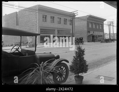 Négatif plaque de verre d'une voiture et du Richmond Variety Store. Richmond Californie, vers 1910s. Photo vintage en noir et blanc d'une rue du début du XXe siècle avec des bâtiments et une voiture classique. Banque D'Images