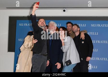 Regisseur Simone Godano mit seinem Cast beim Photocall zum Kinofilm 'Sei Fratelli' im Cinema Barberini. ROM, 19.04.2024 Banque D'Images