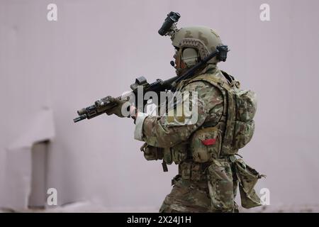 Un Beret vert affecté aux manœuvres du 5e Groupe de forces spéciales (aéroporté) pour sécuriser des cibles à haut rendement lors d'un raid de jour aux côtés de soldats de la 101e division aéroportée. La formation a été menée pour tester la compétence des Bérets verts lorsqu'ils s'entraînent et mènent des opérations de combat avec nos forces partenaires dans le monde entier. (Photo de l'armée américaine par le sergent d'état-major Brandon J. White). Banque D'Images