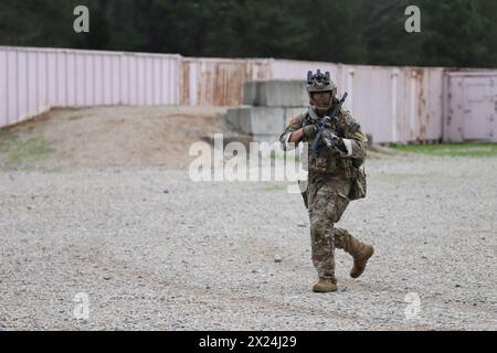 Un Beret vert affecté aux manœuvres du 5e Groupe de forces spéciales (aéroporté) pour sécuriser des cibles à haut rendement lors d'un raid de jour aux côtés de soldats de la 101e division aéroportée. La formation a été menée pour tester la compétence des Bérets verts lorsqu'ils s'entraînent et mènent des opérations de combat avec nos forces partenaires dans le monde entier. (Photo de l'armée américaine par le sergent d'état-major Brandon J. White). Banque D'Images