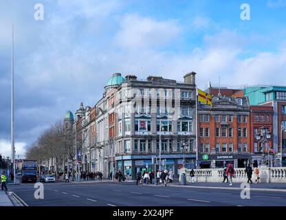 Dublin, piétons se dirigeant vers le nord en traversant le pont O'Connell Street Banque D'Images