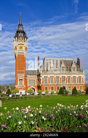 Bel hôtel de ville de Calais au soleil et fleurs de printemps florissantes, Calais, France Banque D'Images
