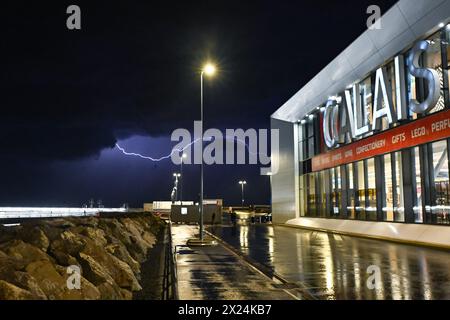 Orage dans le port de Calais, France, photo stock Banque D'Images