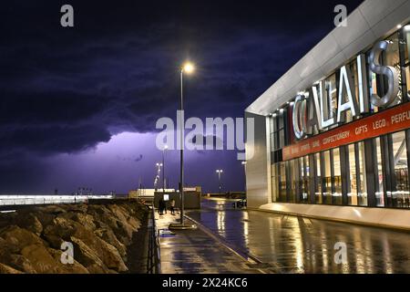 Orage dans le port de Calais, France, photo stock Banque D'Images