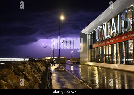 Orage dans le port de Calais, France, photo stock Banque D'Images