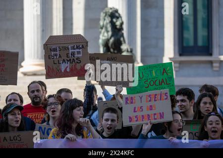 Madrid, Espagne. 19 avril 2024. Un groupe de manifestants portent des pancartes cet après-midi devant le Congrès des députés à Madrid pendant la manifestation. A l’occasion de la Journée mondiale d’action pour le climat, promue internationalement par Fridays for future et représentée en Espagne par Jeunesse pour le climat, des dizaines de personnes se sont mobilisées dans toute l’Espagne pour dénoncer la sécheresse subie par de nombreux territoires et exiger une meilleure gestion. en ce qui concerne l'utilisation de l'eau, ainsi que les plans d'adaptation pour faire face à la crise climatique. Crédit : SOPA images Limited/Alamy Live News Banque D'Images