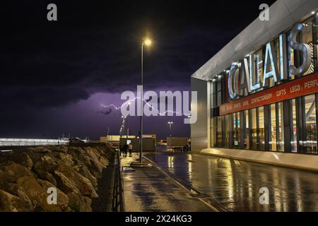 Orage dans le port de Calais, France, photo stock Banque D'Images