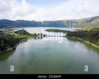 Vue aérienne de Twin Lakes Lagoon à Sete Cidades. Île de São Miguel, Açores Portugal Banque D'Images