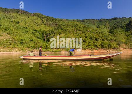 NAM ou, LAOS - 23 NOVEMBRE 2019 : bateau sur la rivière Nam ou dans la province de Phongsali, Laos Banque D'Images