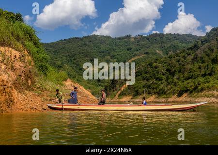 NAM ou, LAOS - 23 NOVEMBRE 2019 : bateau sur la rivière Nam ou dans la province de Phongsali, Laos Banque D'Images