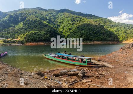 NAM ou, LAOS - 23 NOVEMBRE 2019 : bateaux au réservoir Nam ou 5, Laos Banque D'Images