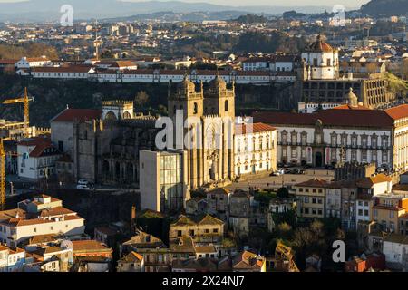 Porto, Portugal - 02.2024 : vue aérienne de Porto, Portugal au coucher du soleil avec la cathédrale de Porto (se do Porto) à Porto, Portugal Banque D'Images