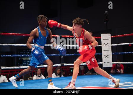 Pueblo, Colorado, États-Unis. 19 avril 2024. Terry Washington des États-Unis (Bleu) échange des coups avec Jye Dixon d'Australie (Rouge) et remporte sa demi-finale dans la catégorie masculine des 51 kg. Crédit : Casey B. Gibson/Alamy Live News Banque D'Images