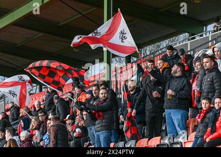 Seraing, Belgique. 19 avril 2024. Les supporters du FC Seraing photographiés avant un match de football entre le KMSK Deinze et le RFC Seraing lors de la 30e journée de la saison 2023-2024 de Challenger Pro League, le vendredi 19 avril 2024 à Seraing, Belgique . Crédit : Sportpix/Alamy Live News Banque D'Images