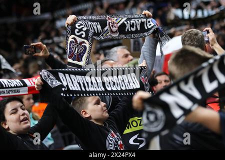 Berlin, Allemagne - 4 avril 2024 : les supporters du Partizan Belgrade manifestent leur soutien lors du match de basket-ball de Turkish Airlines EuroLeague contre L'ALBA Berlin à l'Uber Arena de Berlin Banque D'Images