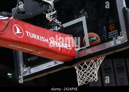 Berlin, Allemagne - 4 avril 2024 : logos de Turkish Airlines EuroLeague sur le panneau de basket-ball du terrain de l'arène UBER à Berlin pendant le match de Turkish Airlines EuroLeague ALBA Berlin v Partizan Banque D'Images