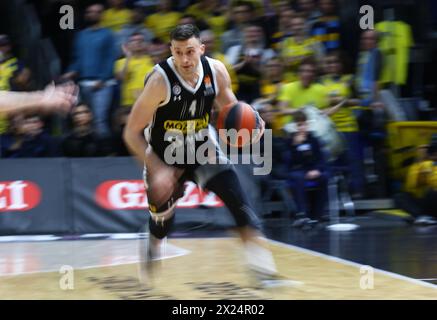 Berlin, Allemagne - 4 avril 2024 : Aleksa AVRAMOVIC du Partizan Belgrade (#4) contrôle un ballon lors du match de basket-ball de Turkish Airlines EuroLeague contre ALBA Berlin à l'Uber Arena de Berlin Banque D'Images