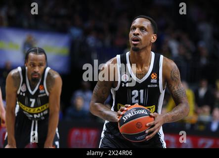 Berlin, Allemagne - 4 avril 2024 : James NUNNALLY du Partizan Belgrade (#21) effectue un lancer franc (coup de foule) lors du match de basket-ball de Turkish Airlines EuroLeague contre ALBA Berlin à l'Uber Arena Banque D'Images