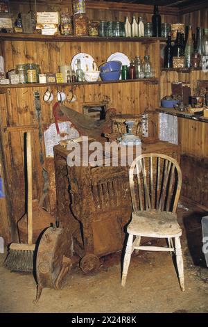 Les cabanes historiques de l'Antarctique, celle-ci est au cap Adare et a été utilisée par l'explorateur Carsten Borchgrevink en 1899 pour passer l'hiver sur le continent. Banque D'Images