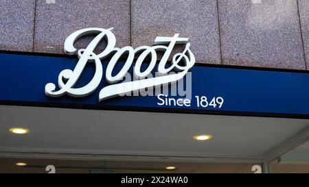 Londres, Royaume-Uni - 24 mars 2024 - panneau au-dessus de l'entrée du magasin de produits de beauté et de santé Boots UK Banque D'Images